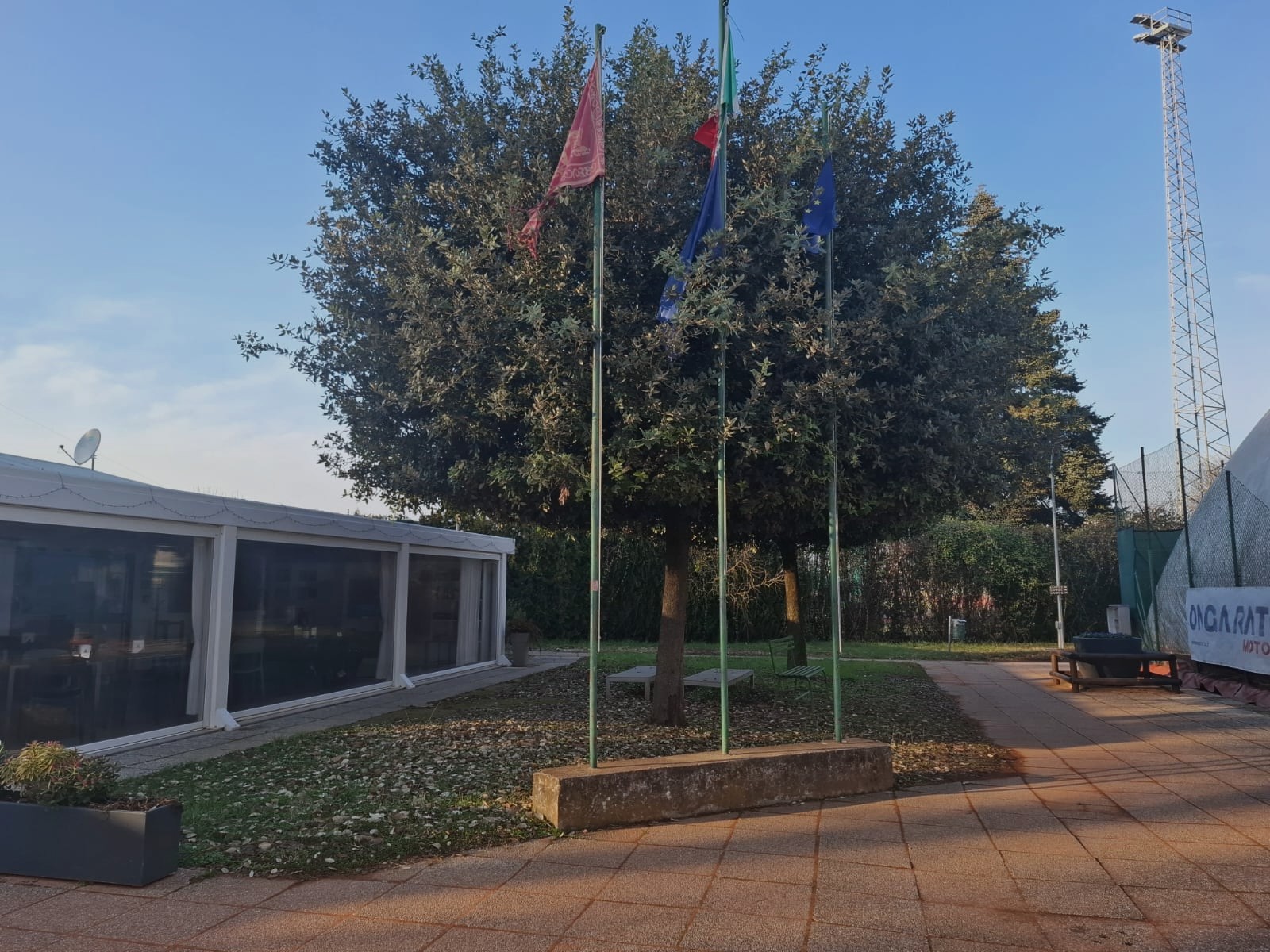 Esterno club house con bandiere